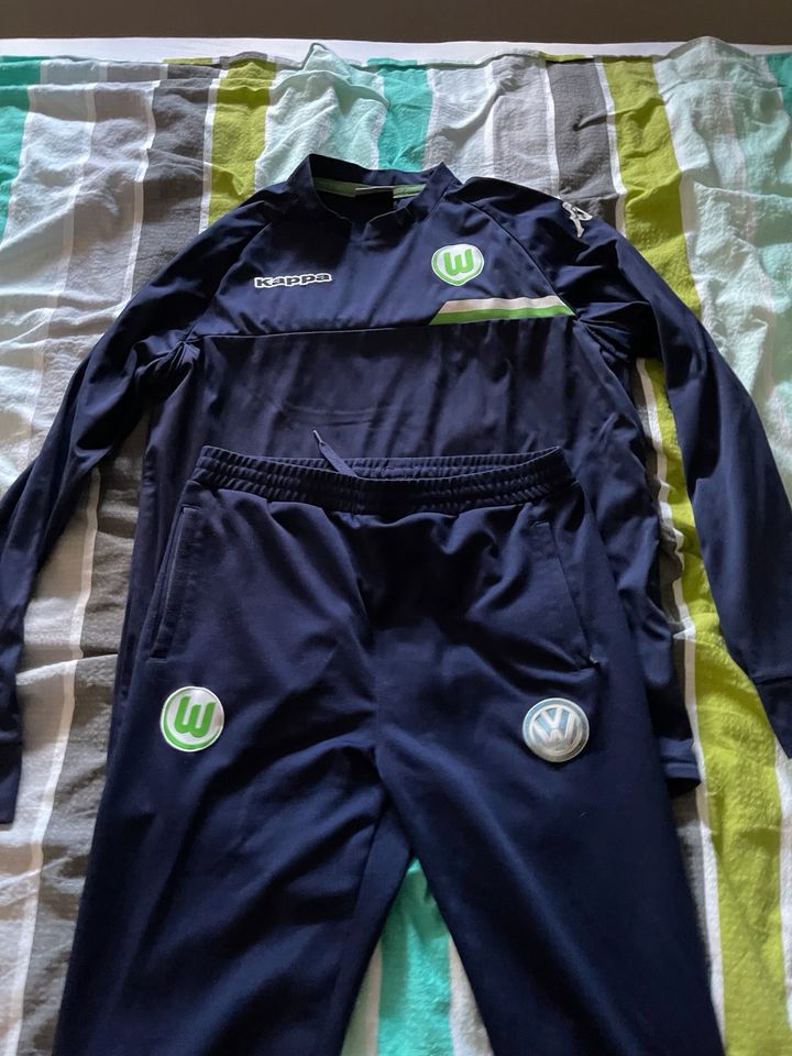 VfL Wolfsburg Trainings Pullover und Hose in Wolfsburg