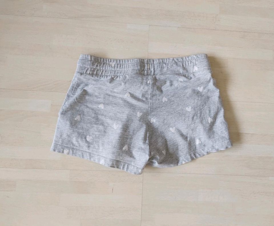 H&M: Sweat Shorts in grau mit Herzen, Größe 170 in Haan