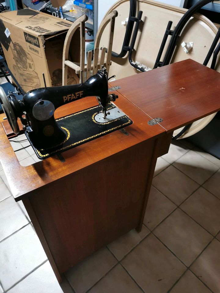 Pfaff 31 Nähmaschine retro mit Schrank in Mindelstetten