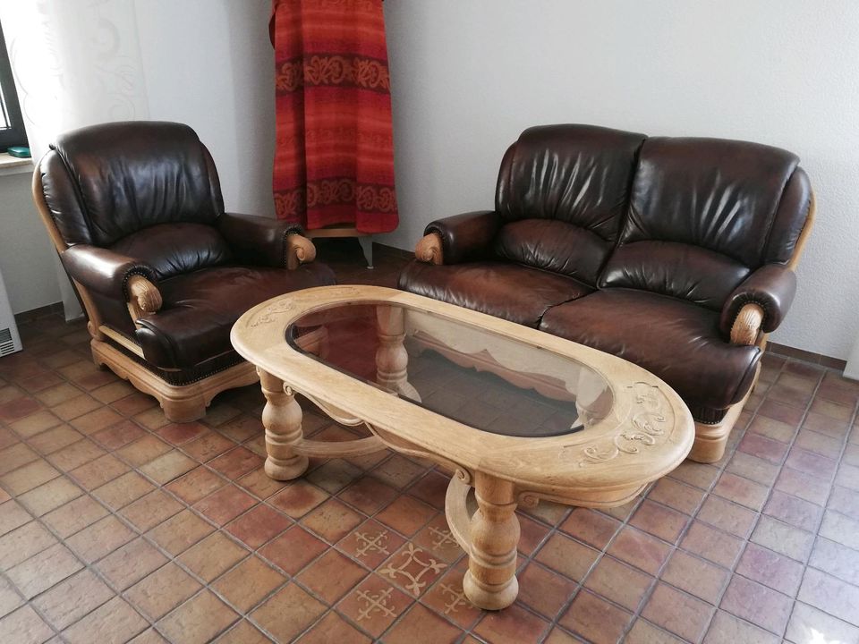 2 Sitzer Couch Leder, Sessel und Tisch. in Heusweiler