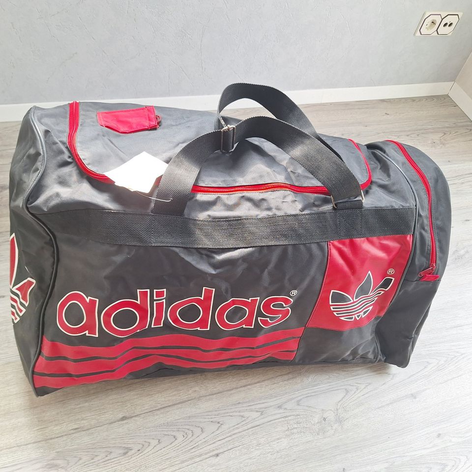 adidas XXXL Vintage Sport- oder Reisetasche Neu 80 x 35 x 50cm in Burghaun