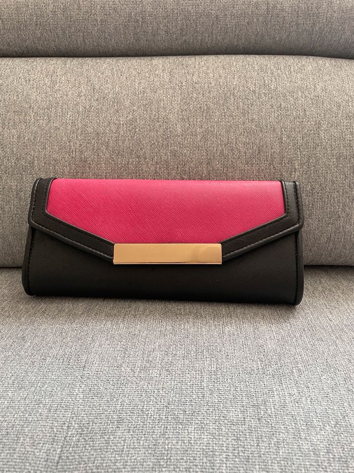 New Look Abendtasche  Clutch Umhängetasche Schwarz pink in Wettenberg