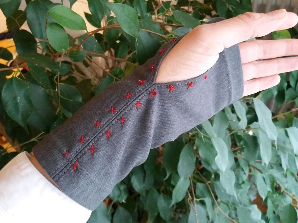 Armstulpen mit Daumenloch aus Sweatjersey mit Perlenstickerei in Sonthofen