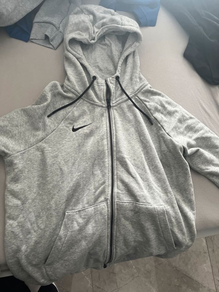 Nike graue Strickjacke in Erftstadt