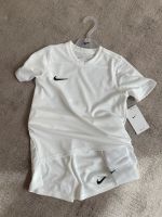 Sportset Nike Trainingsanzug Shorts Shirt Socken weiß Berlin - Schöneberg Vorschau