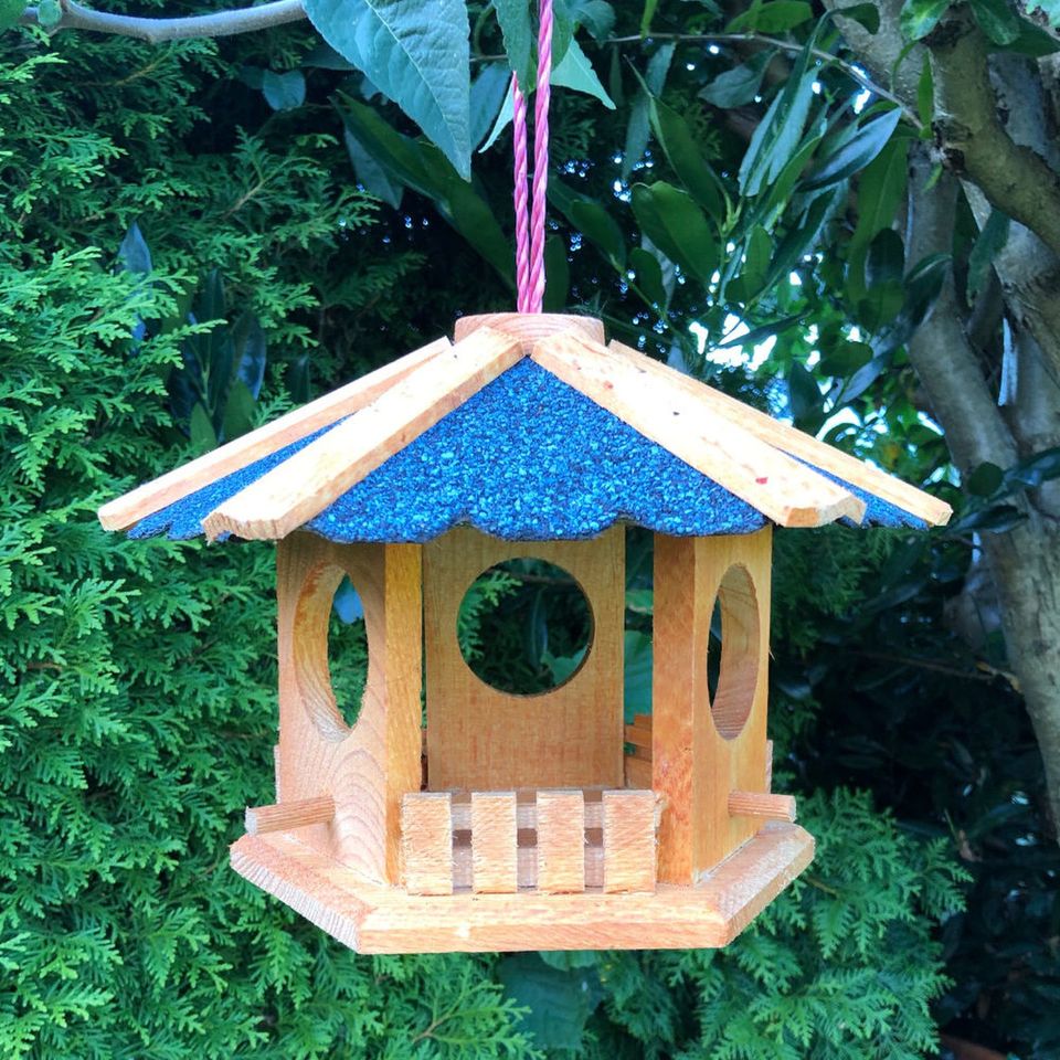 Sechseckiges Vogelhaus aus Holz zum Hängen in Dresden