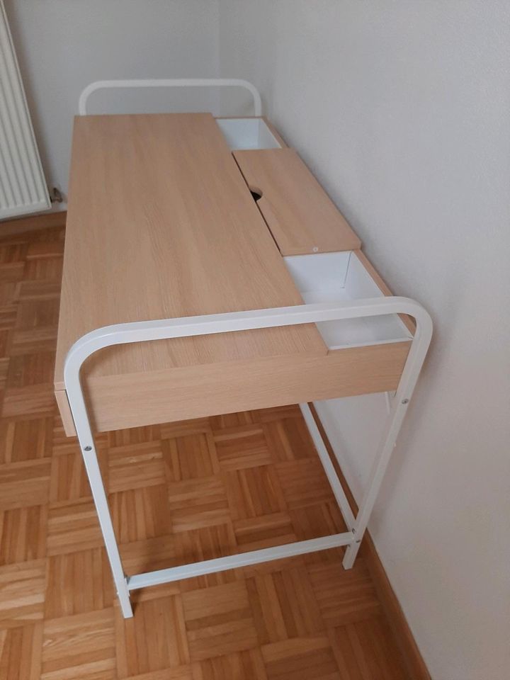 Schreibtisch in Gau-Bickelheim