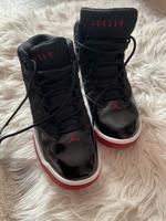 Air Jordan, Damen Sneaker, schwarz/weiß/rot, teils Lack, Gr. 38 Niedersachsen - Oldenburg Vorschau