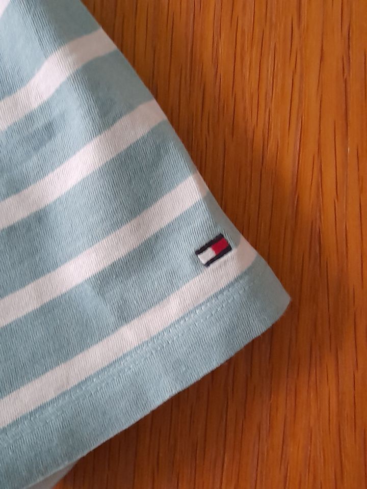 Türkisblau-weiß-gestreiftes Shirt von Tommy Hilfiger Größe 176 in Braunschweig