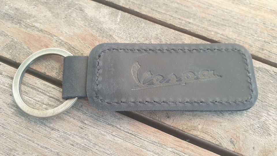Vespa Schlüsselanhänger Leder beiseitig neu schwarz oder braun in Berlin