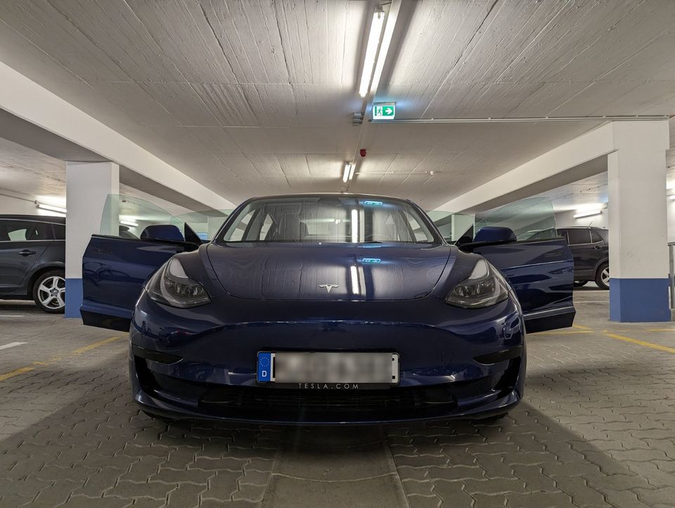 Tesla Model 3 SR 12/2022 Blau/Schwarz Ryzen & EAP in Unterhaching