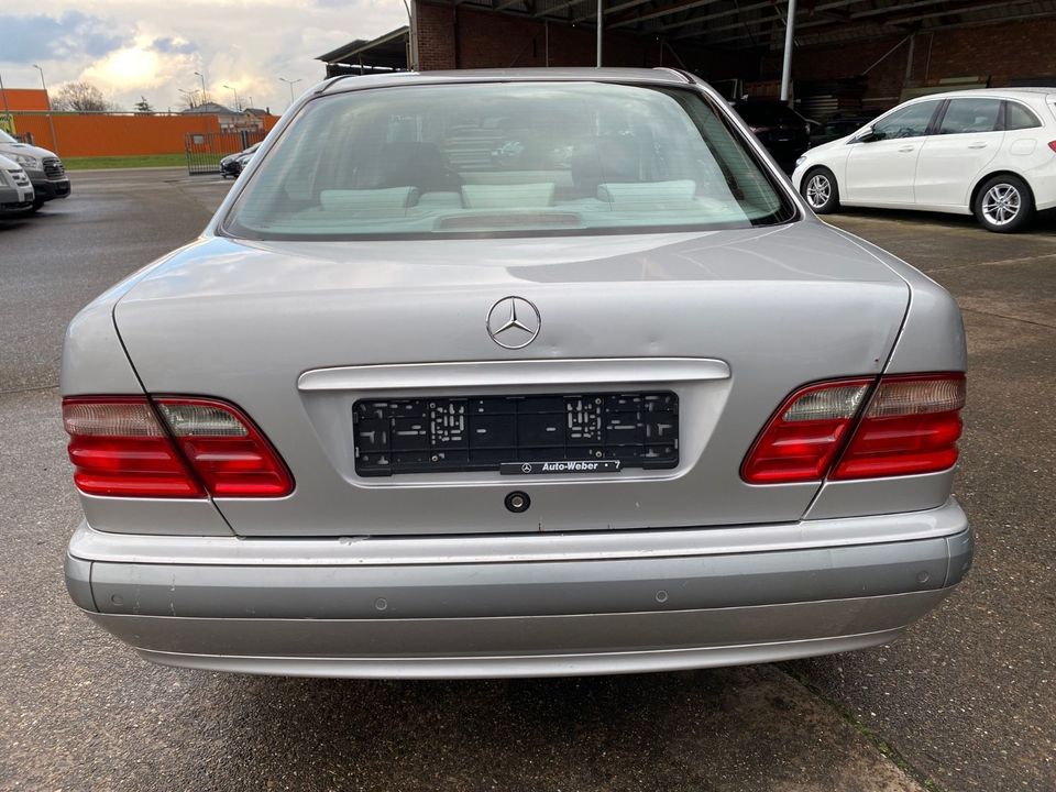 Mercedes-Benz E -Klasse Lim. E 240/AUT/PDC/S-Heft/ Klima/ in Herbolzheim