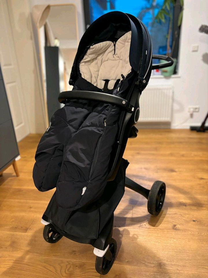 Stokke Xplory V6 Kinderwagen mit Sportaufsatz in deep blue in Braunschweig