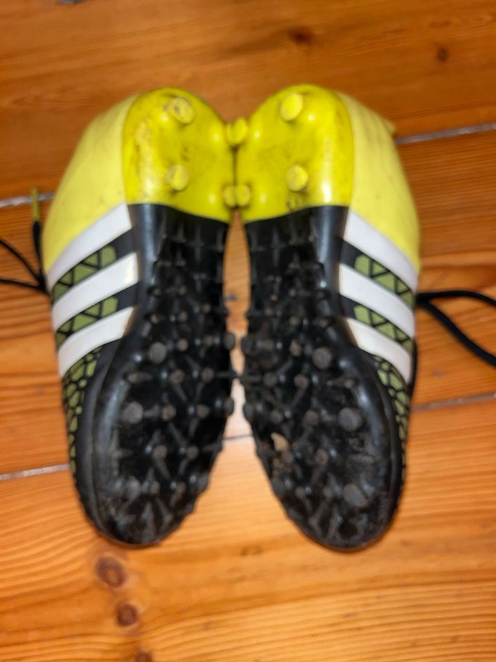 Fußballschuhe adidas Gr. 29 in Berlin