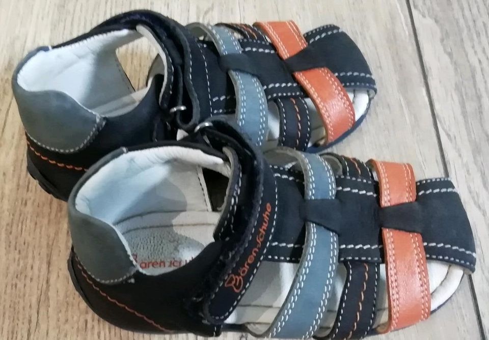 Kinderschuhe KlettSandalen Sommerschuhe Gr 23 & 2 Stoffmützen TOP in Porta Westfalica