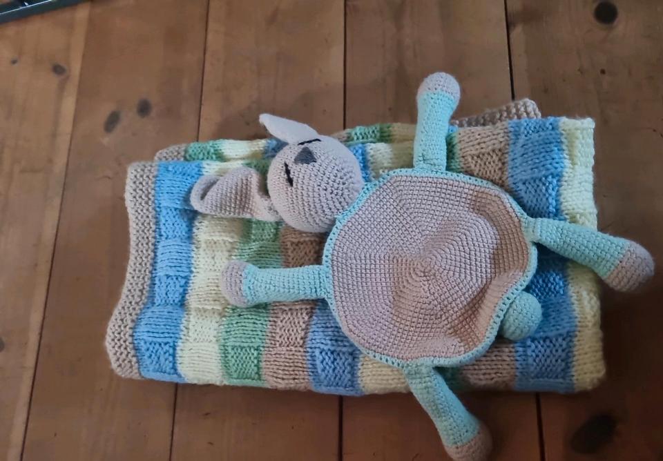 Strickdecke mit Kuscheltier gestrickt Babydecke Set neue in Rostock
