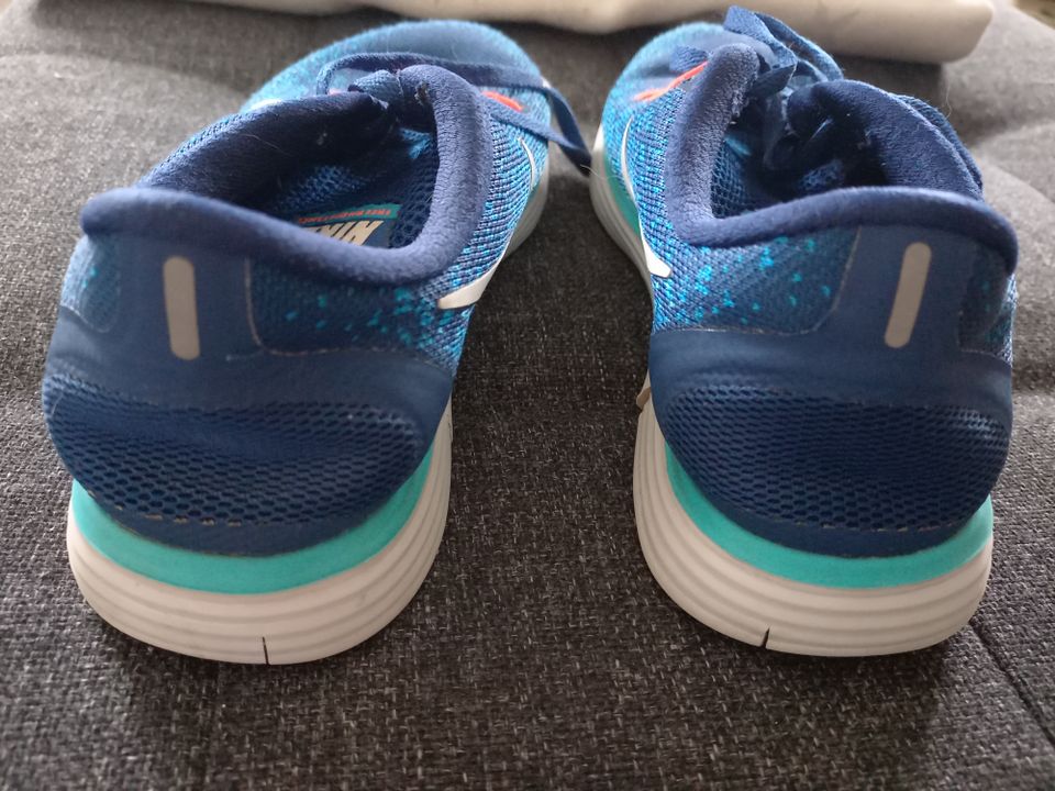 Nike Sneaker Free run Distance blau Gr. 38 in Ingolstadt