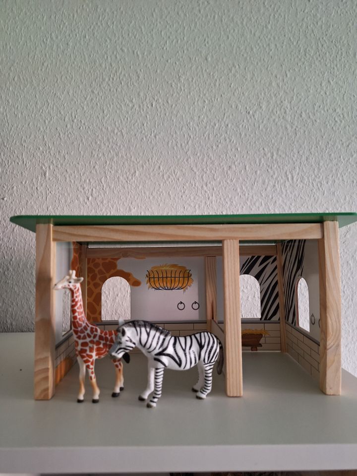 Zoogehege aus Holz mit Spielfiguren ab 3 Jahre in Barsbüttel