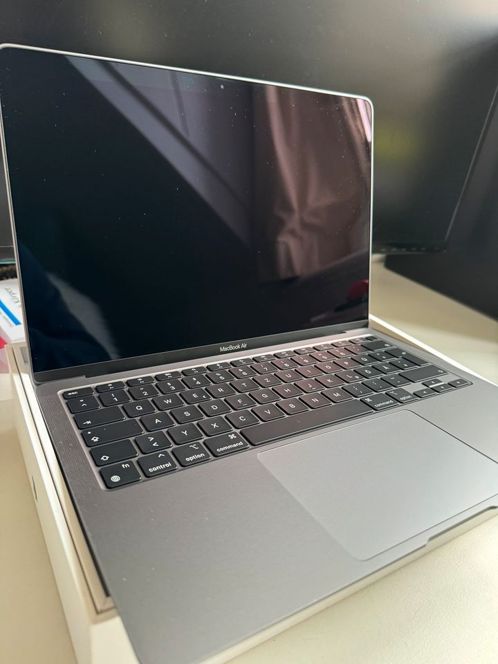 Apple Neu MacBook Air Late 2020 13,3 Zoll M1 Prozessor + Zubehör in Kempen