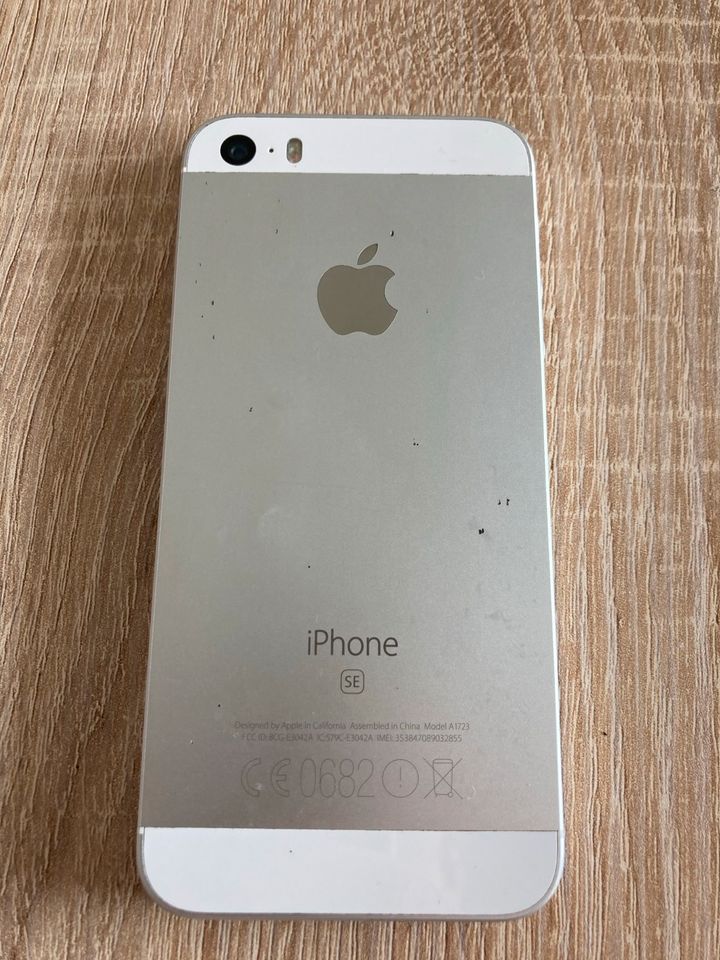 Apple iPhone SE 2016, Silber/weiß, 32 GB mit Hülle in Nordheim