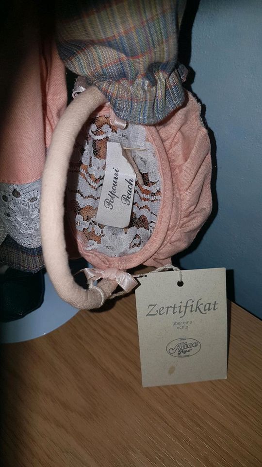 Alice Figur mit Zertifikat Stoffpuppe Puppe Korb + Puppenständer in Ronshausen