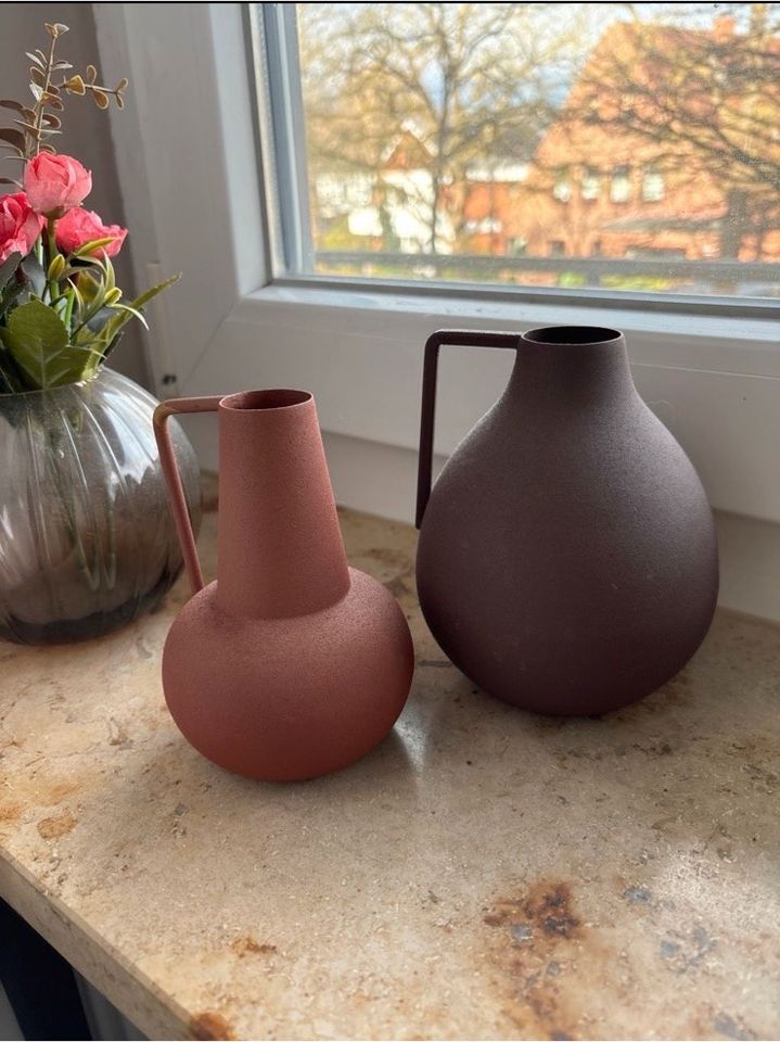 Moderne Metall Vasen , Aubergine und Rost , neu in Kiel