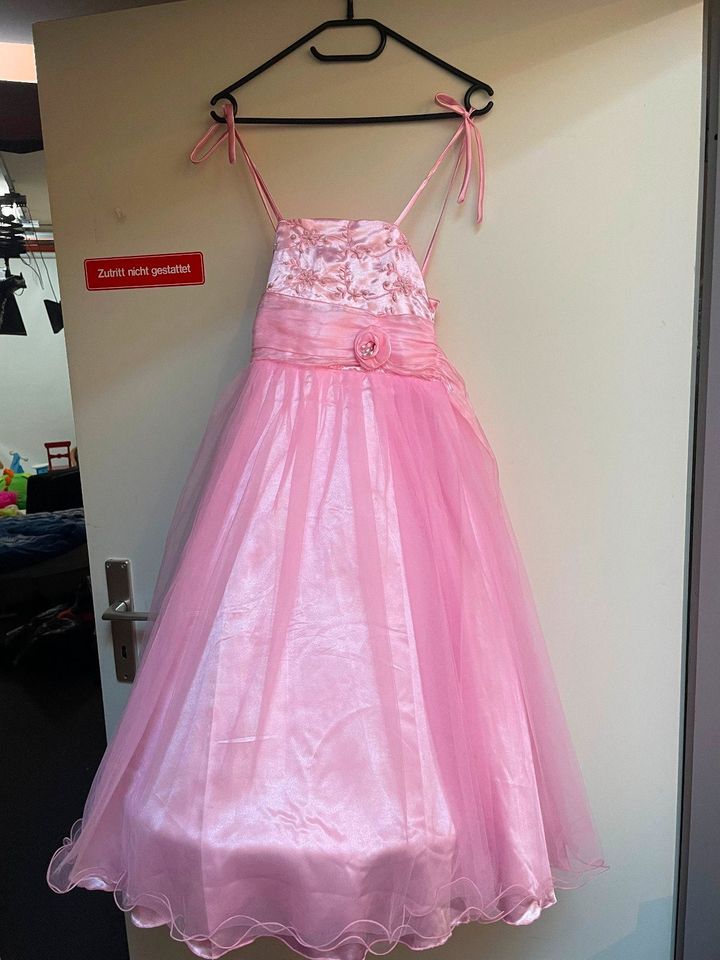 Pinkes Kleid mit Reifrock und Flügeln für Kinder in Holzminden
