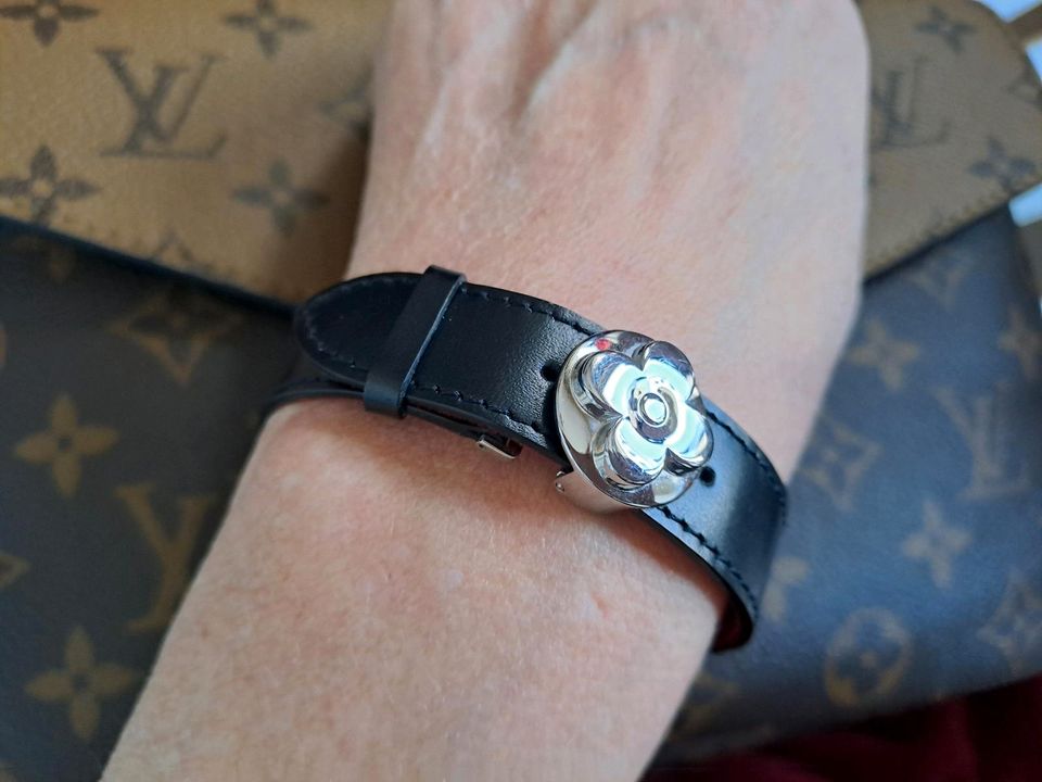 TOP schönes LOUIS VUITTON Armband Leder Schwarz, Silber Blume in Viersen