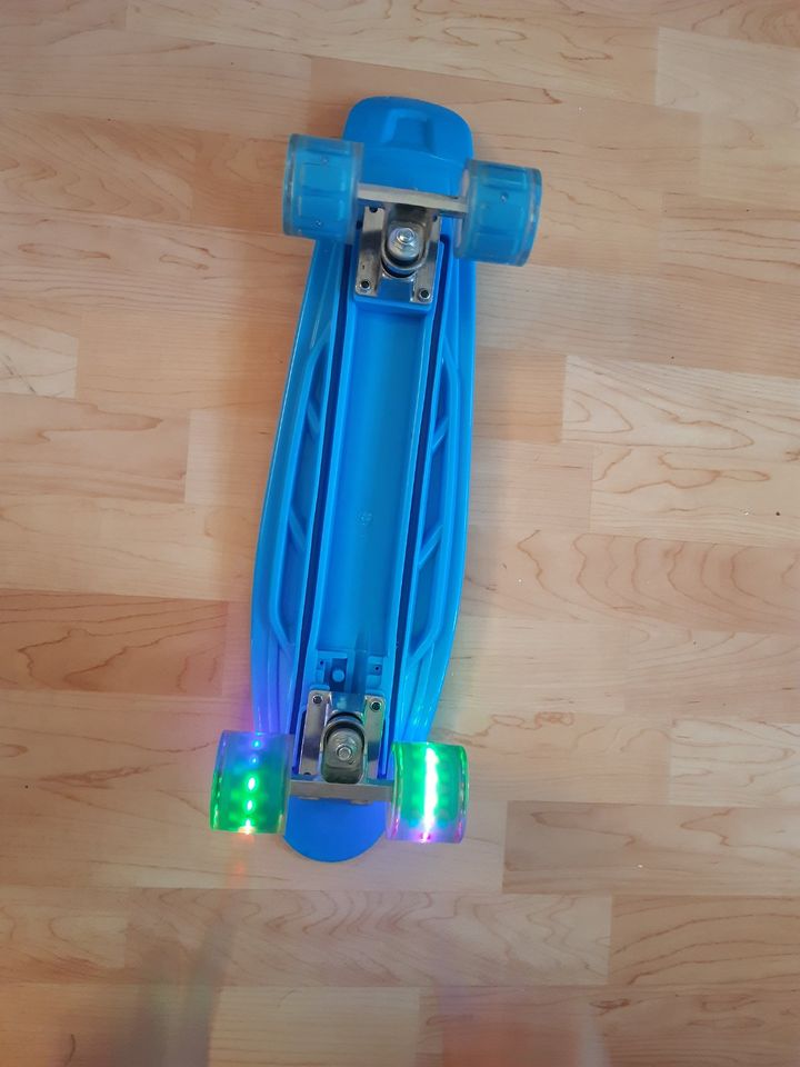 Skateboard mit 4 LED Leuchtrollen Blau wie neu! in Hamburg