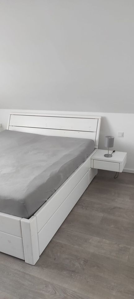Bett Massivholz 180 cm x 200 cm mit Bettkästen und Nachtischen in Lindlar