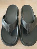 UGG Flip Flops aus Leder mit Profilsohle Nordrhein-Westfalen - Solingen Vorschau
