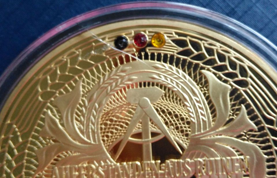 Medaille 70 Jahre Gründung der DDR, Cu vergoldet mit Farbdruck in Berlin