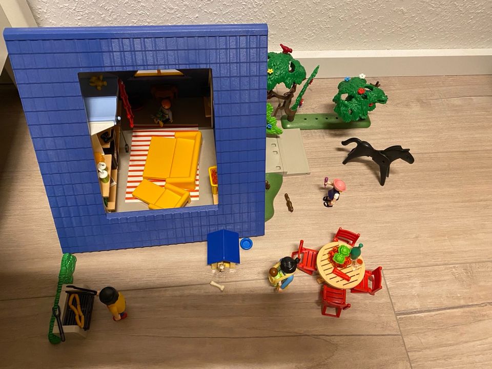 Playmobil Ferienhaus mit viel Zubehör in Lauf