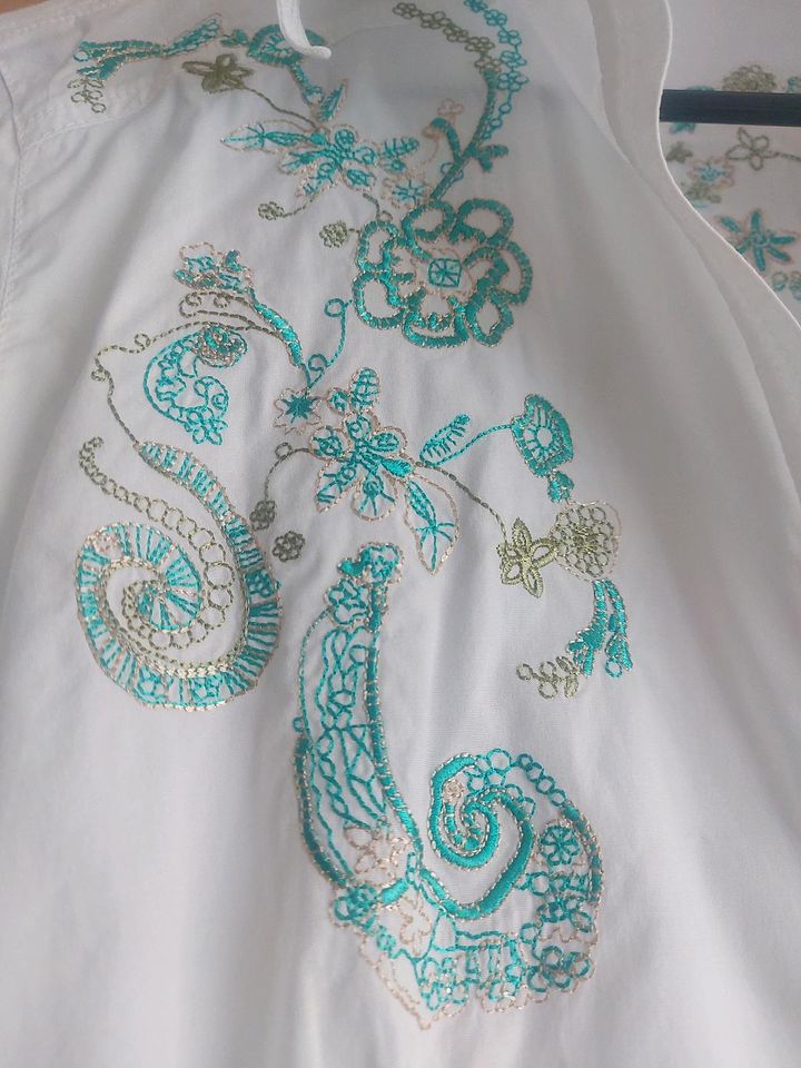 Weisse Bluse, leicht tailliert  mit filigraner Stickerei in Möglingen 