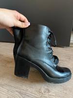 Schwarze Boots mit Absatz Niedersachsen - Einbeck Vorschau