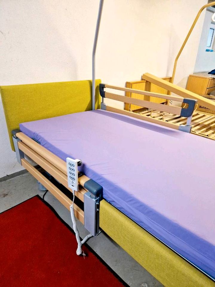Luxus Pflegebett Krankenbett Pflegebett Stoffpolster Seniorenbett in Stockach