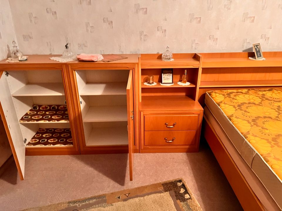 Schlafzimmerschrank, 2 Betten, Kommoden Set in Landau-Godramstein