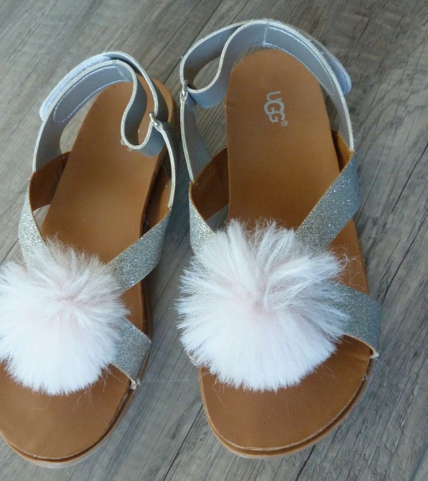 UGG Sandalen silber Glitzer Gr 35 Klett rosa Puschel * wie neu in Bogen Niederbay