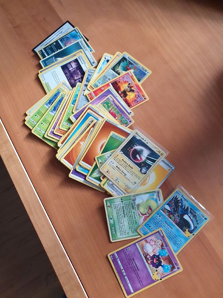 Verschiedene Pokemonkarten in Oberkirch