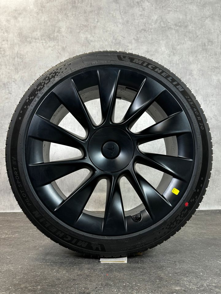 NEU Original 20 Zoll Tesla Model Y Induction Sommerreifen Turbine in Salzkotten