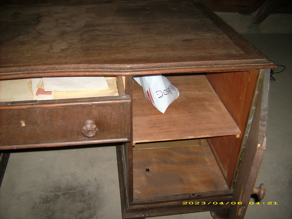 Schreibtisch aus Holz in Hunsrück