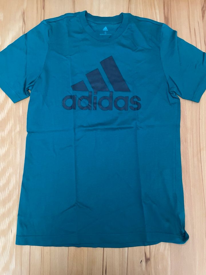 Adidas T- Shirt in Hanau