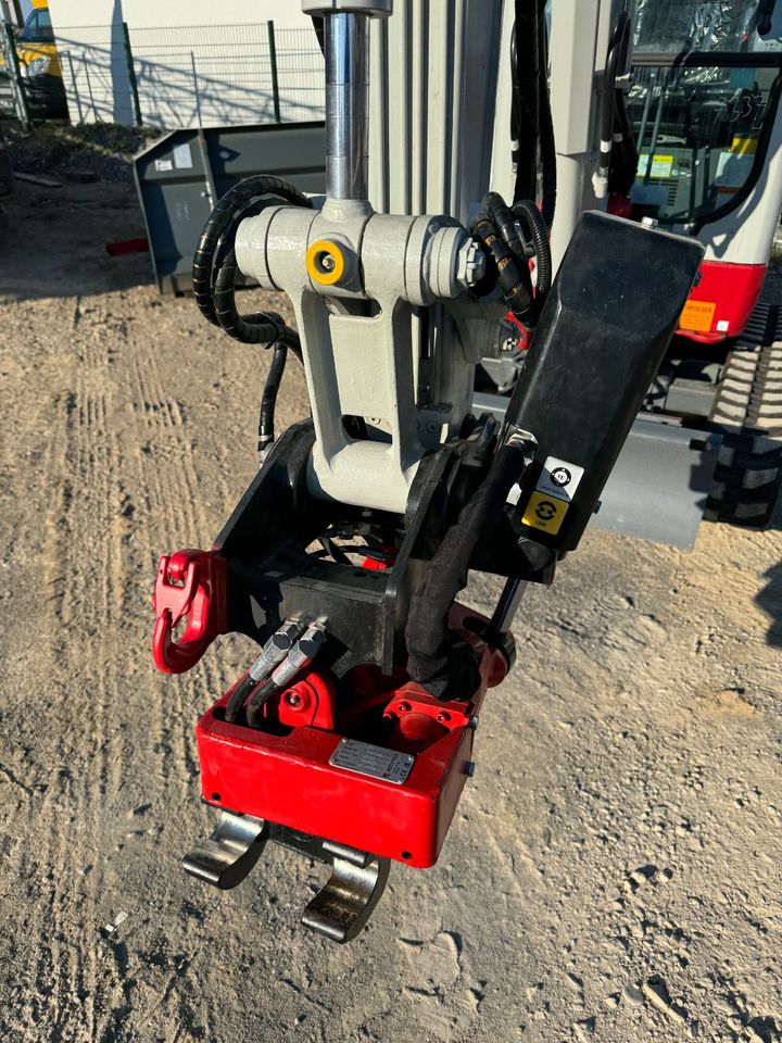 Takeuchi TB 225 V2 mit Tiltrotator und HS 03 in Möglingen 