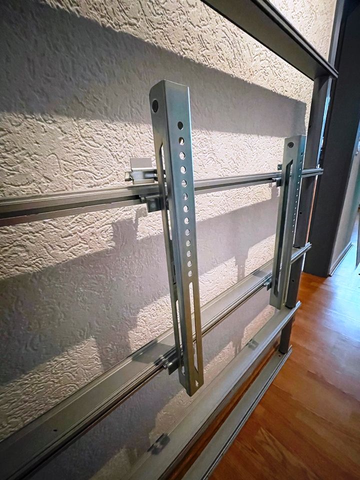 TV Wand silbergrau mit Milchglas beleuchtbar (Ikea Framsta) in Borken