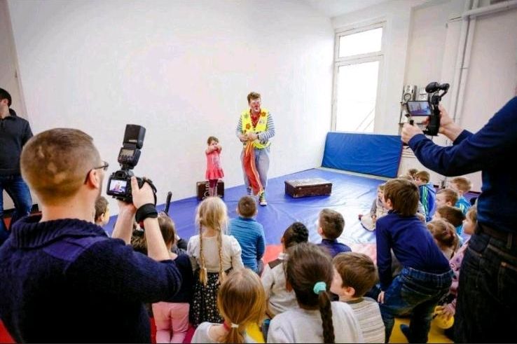 Clown Zauberer Ballonkünstler Kindergeburtstag Kind Hüpfburg in Hannover