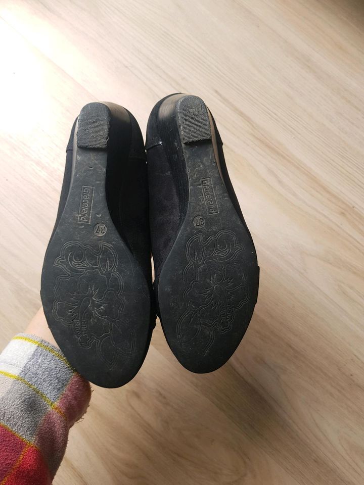 Schicke schwarze Ballerinas mit leichtem Keilabsatz, Größe 37 in Darmstadt