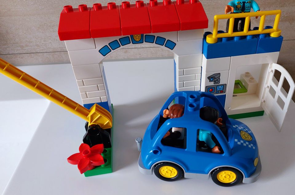 Lego Duplo Polizeistation mit Auto und Bankräuber in Bielefeld