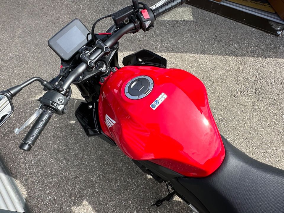 Honda CB500 HORNET / "GRAND PRIX RED" in Holzkirchen