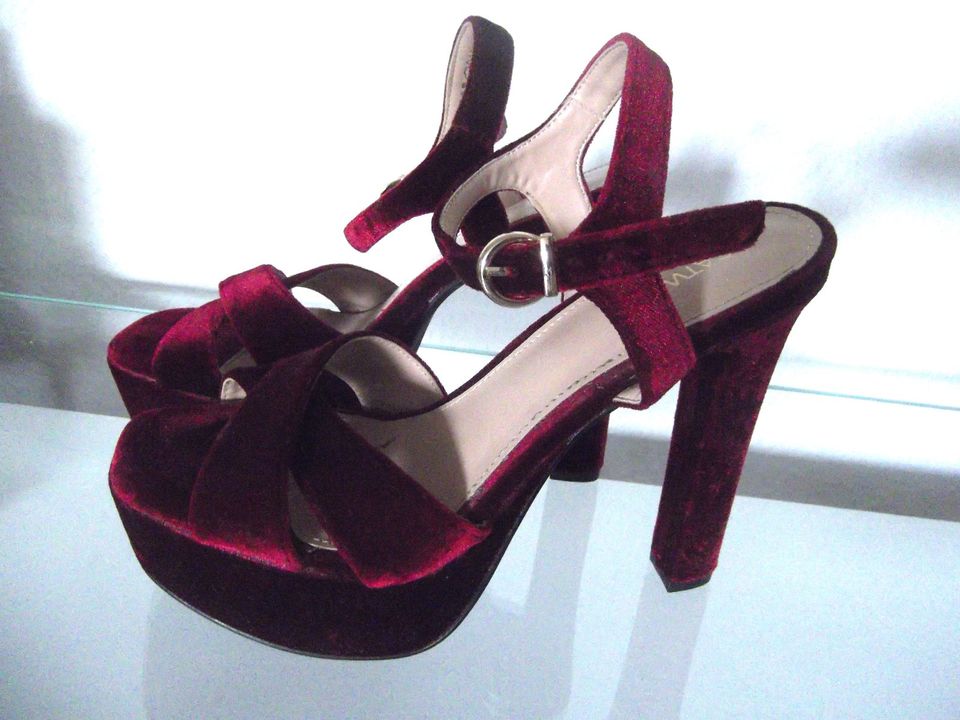 Plateau Samt High Heels Sandalen Pumps rot dunkelrot Gr 39 in Berlin