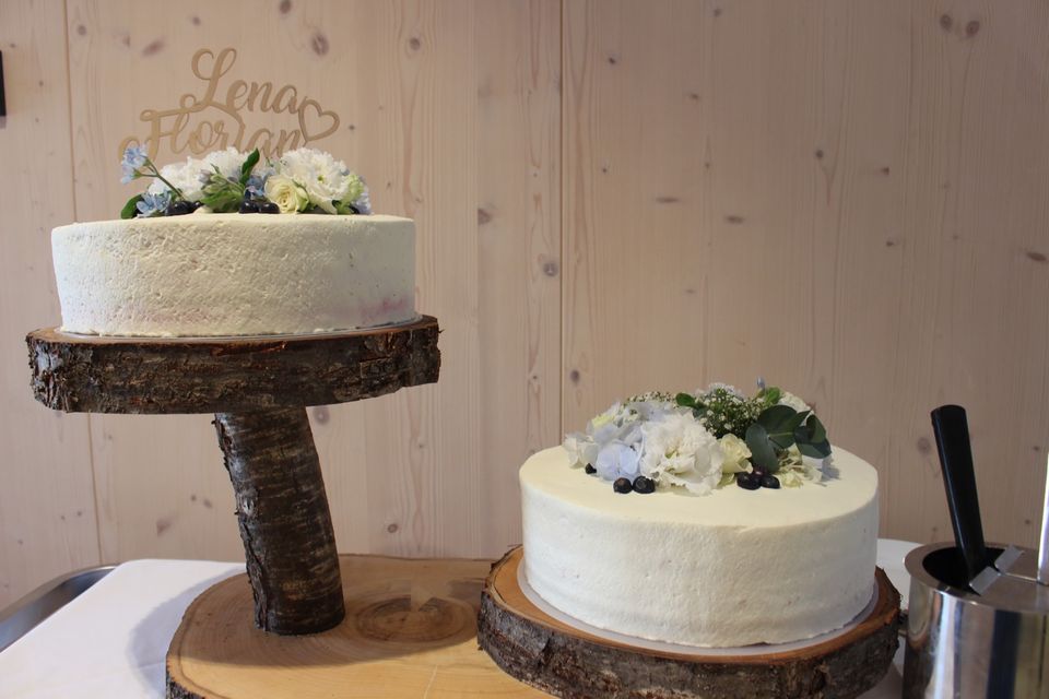 Holzständer aus Baumscheiben für Hochzeitstorte in Waldkirchen